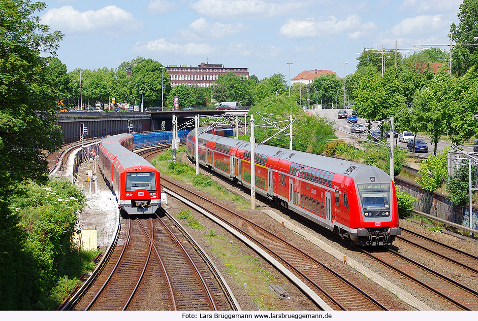 Eine S-Bahn und ein Regionalexpress am Bahnhof Hamburg Berliner Tor