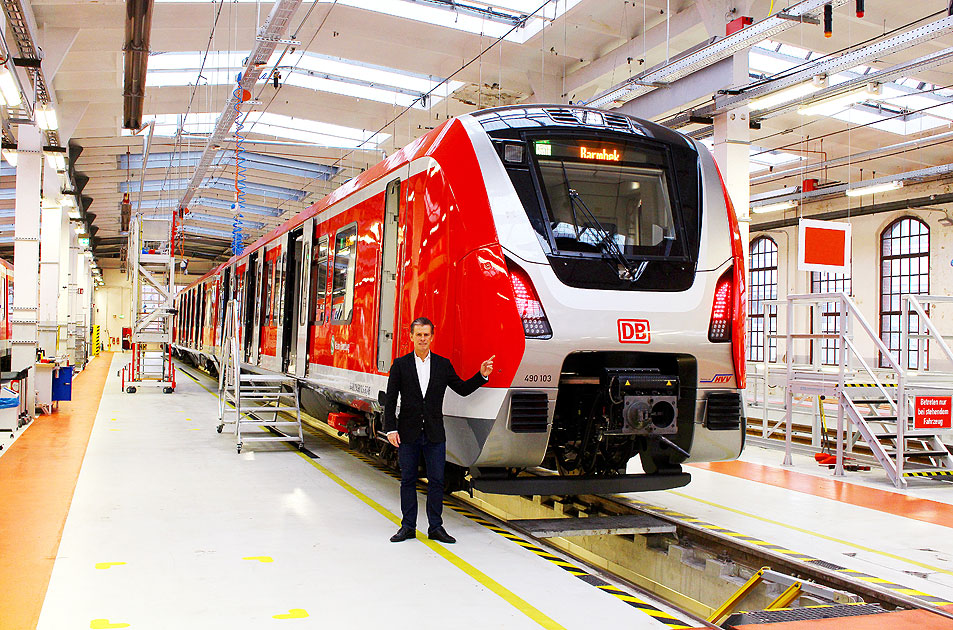 Der Geschäftsführer der S-Bahn Hamburg GmbH Kay Uwe Arnecke vor dem 490 103 im S-Bahn-Werk Hamburg-Ohlsdorf