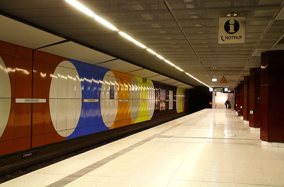 Der S-Bahn-Bahnsteig Jungfernstieg der S-Bahn in Hamburg rechts oben ein Notrufschild für eine Notrufsäule
