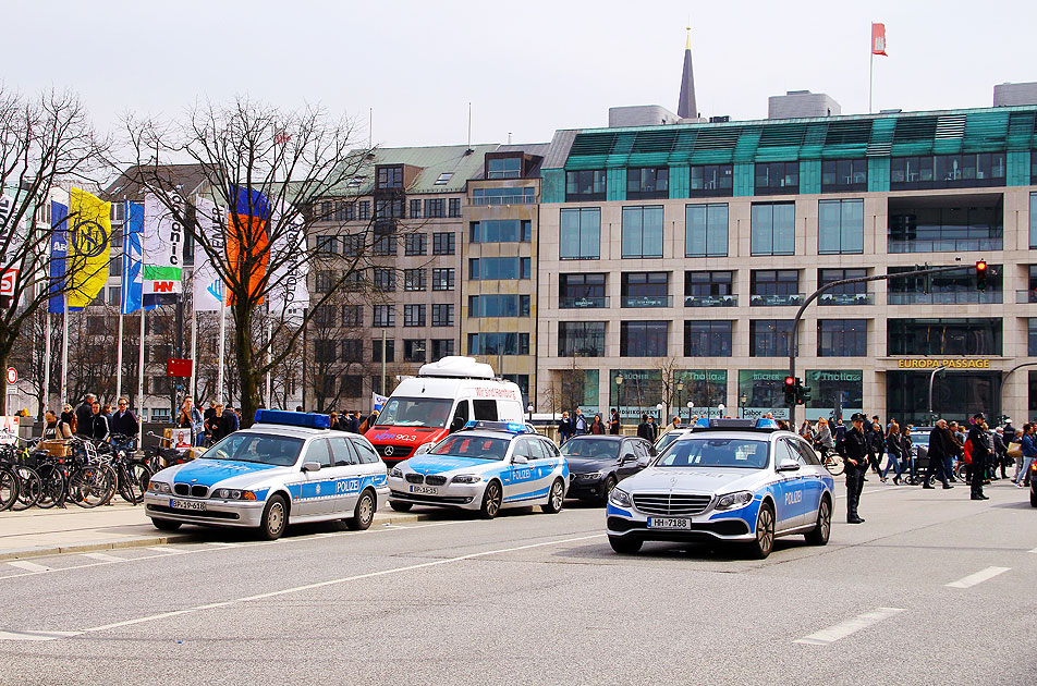 Messerangriff im Bahnhof Jungfernstieg in Hamburg - Polizeiwagen auf dem Jungfernstieg