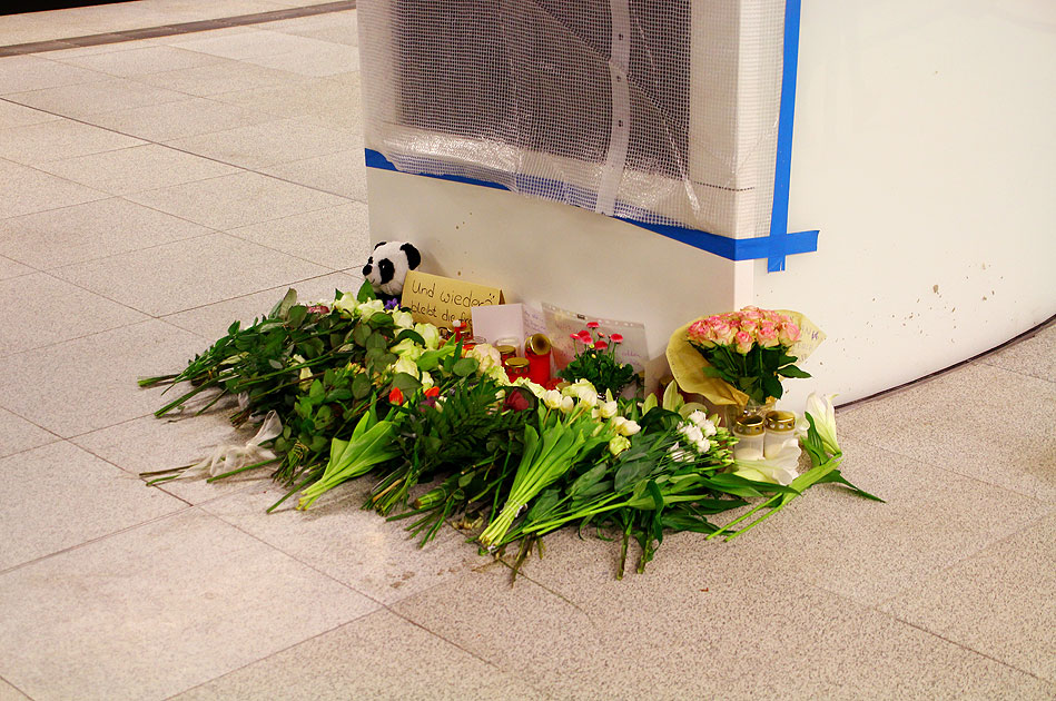 Im Bahnhof Hamburg Jungfernstieg wurden ein kleines Kind und seine Mutter ermordet - aus Trauer und Mitgefühl wurden hier Blumen niedergelegt