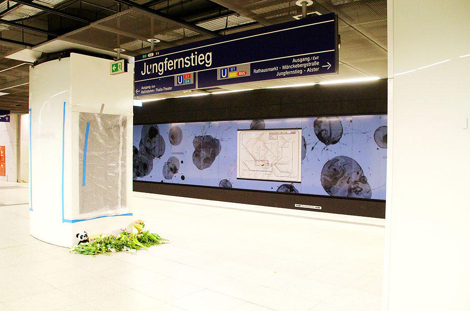 Trauer im Bahnhof Jungfernstieg der Hamburger S-Bahn nach einem Doppelmord