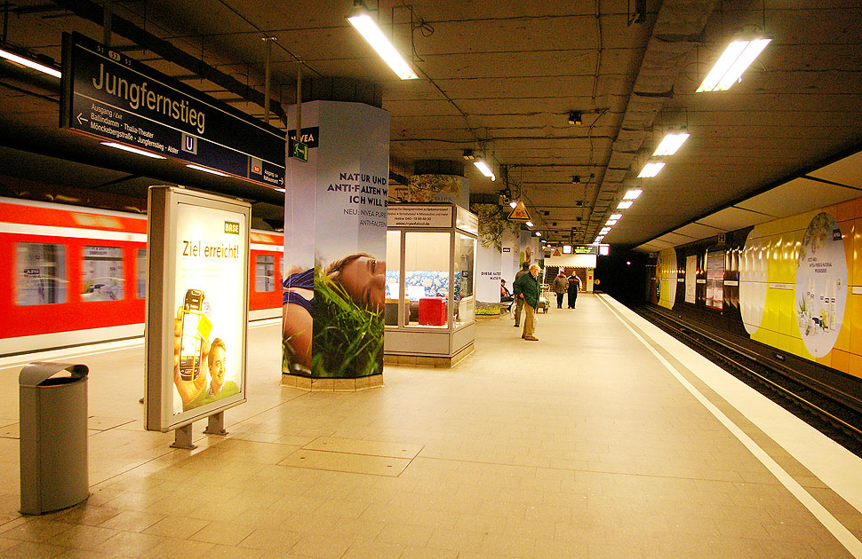 Der Bahnsteig Jungfernstieg der Hamburger S-Bahn