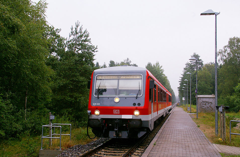 Ein Triebwagen der Baureihe 628 im Haltepunkt Büsenbachtal