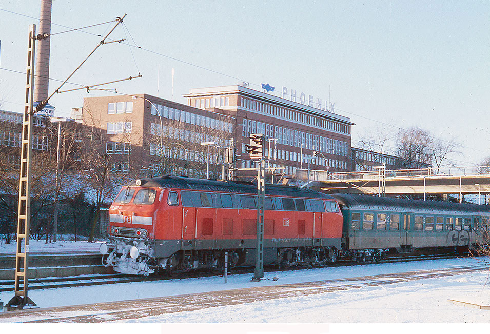 Eine Lok der Baureihe 218 im Bahnhof Hamburg-Harburg