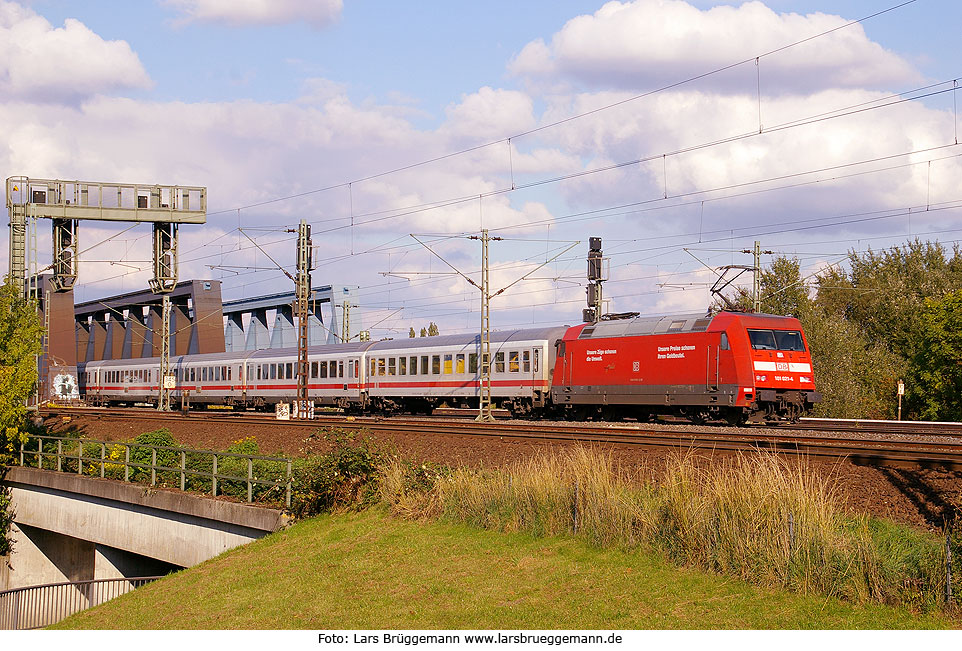 Eine Lok der Baureihe 101 auf der Süderelbbrücke in Hamburg