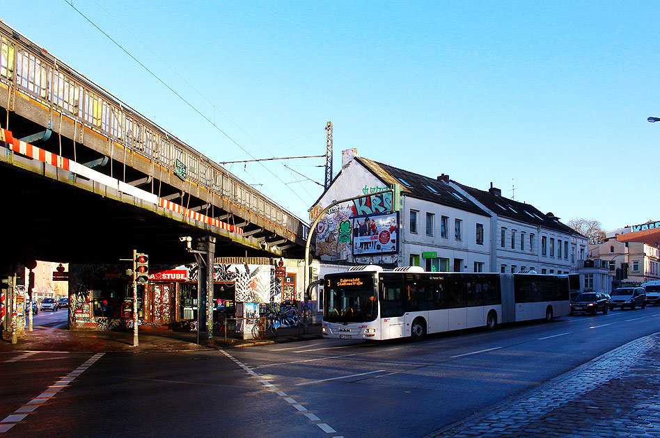 Die Bushaltestelle Sternbrücke in Hamburg