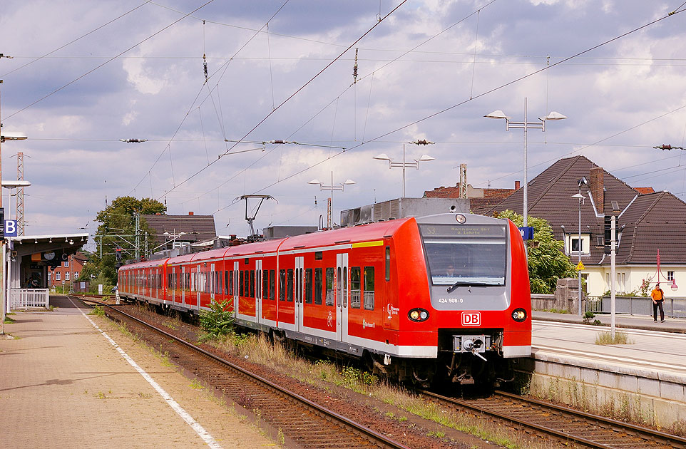 Eine S-Bahn der Baureihe 424 im Bahnhof Celle