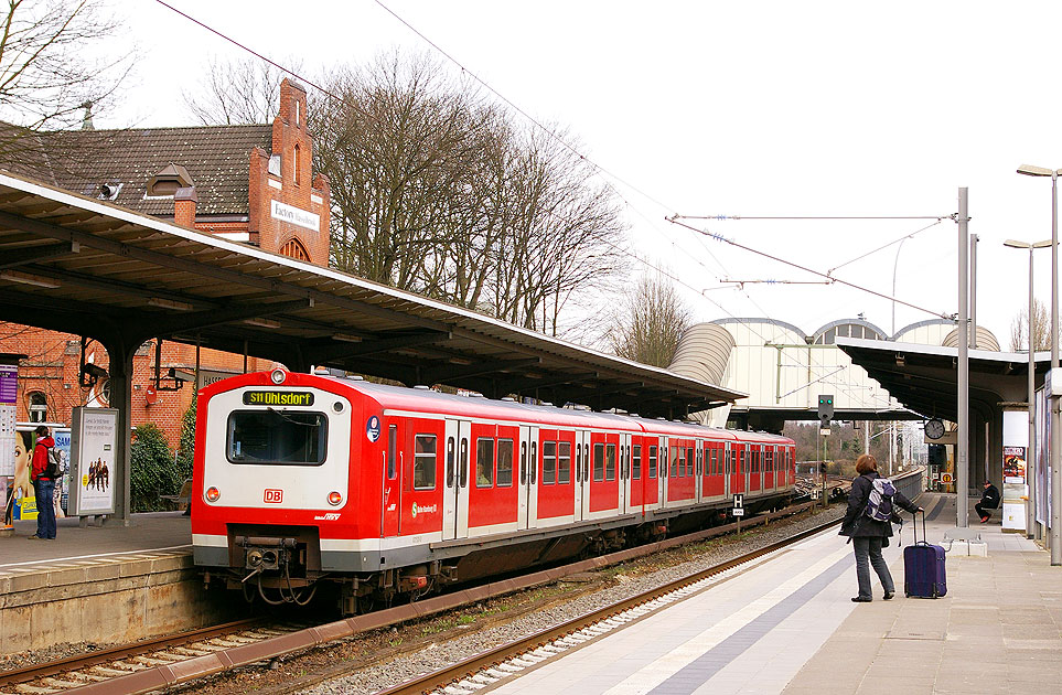 Der Bahnhof Hasselbrook in Hamburg mit einer S-Bahn