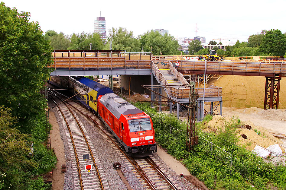 Eine Lok der Baureihe 245 von der Südostbayernbahn auf der Unterelbebahn in Hamburg-Harburg