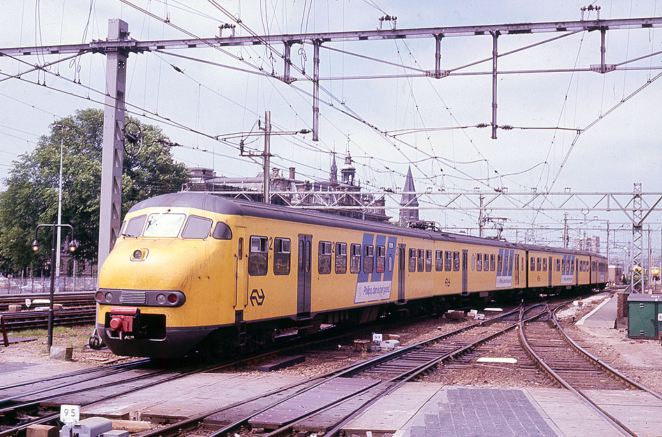Ein NS (Nederlandse Spoorwegen) Triebwagen der Baureihe Mat 64 - Materieel 64 und hat den Spitznamen "Apenkop" (Affenkopf)