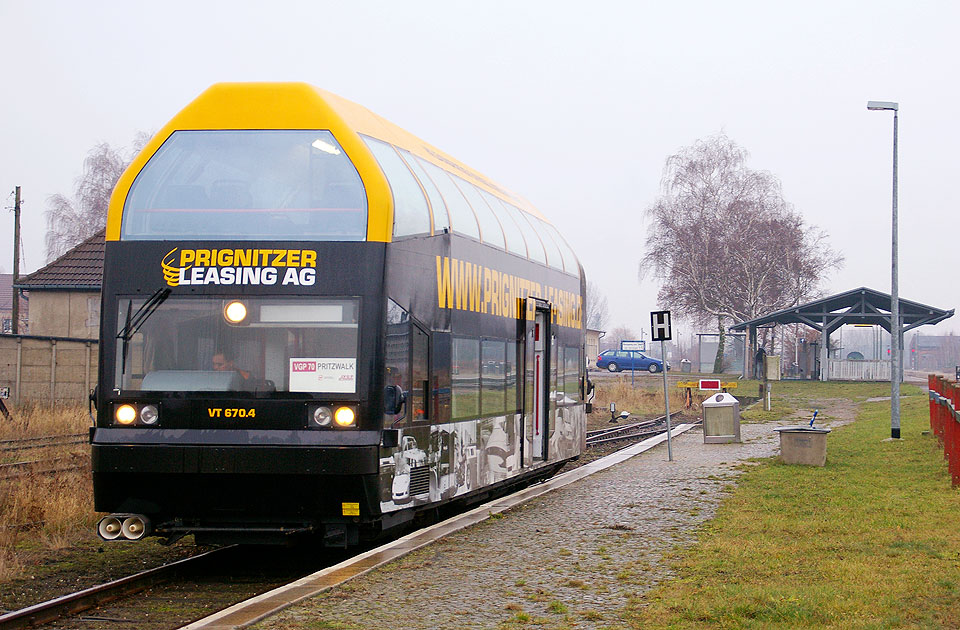 Baureihe 670 - Doppelstockschienenbus im Bahnhof Pritzwalk