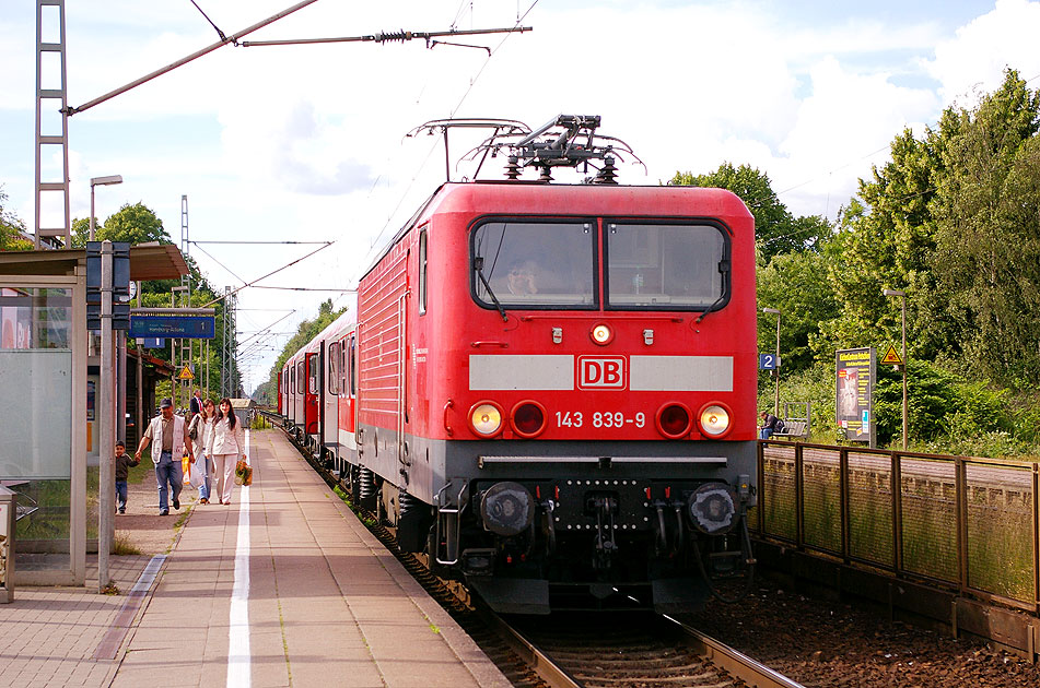 Eine Lok der Baureihe 143 im Bahnhof Tornesch bei Hamburg