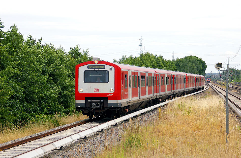 Elektromobilität in Hamburg: Eine S-Bahn im Bahnhof Allermöhe