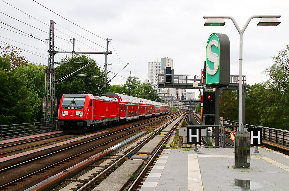 Eine Lok der Baureihe 147 auf der Stadtbahn in Berlin am Bahnhof Tiergarten