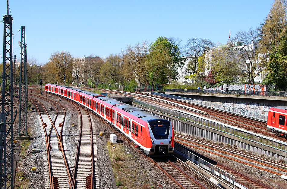 Zwei S-Bahn-Triebwagen der 490 in Hamburg Hbf