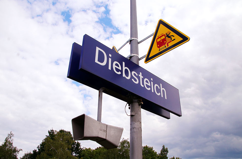 Ein Bahnhofsschild vom Bahnhof Diebsteich der Hamburger S-Bahn