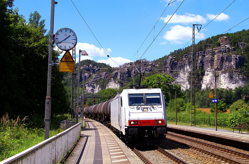 Ein Güterzug von ITL mit einer Traxx-Lok im Bahnhof Kurort Rathen