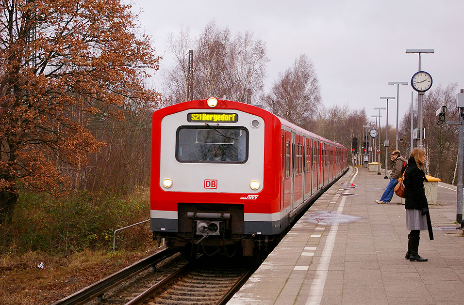 Ein Triebwagen der Baureihe 472 im Bahnhof Hamburg Diebsteich