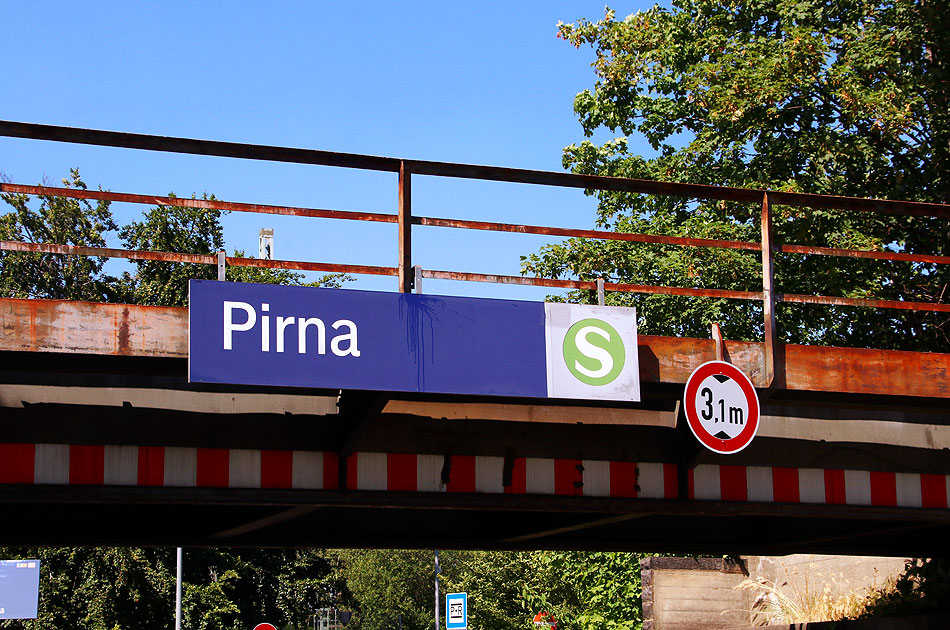 Ein Bahnhofsschild vom Bahnhof Pirna