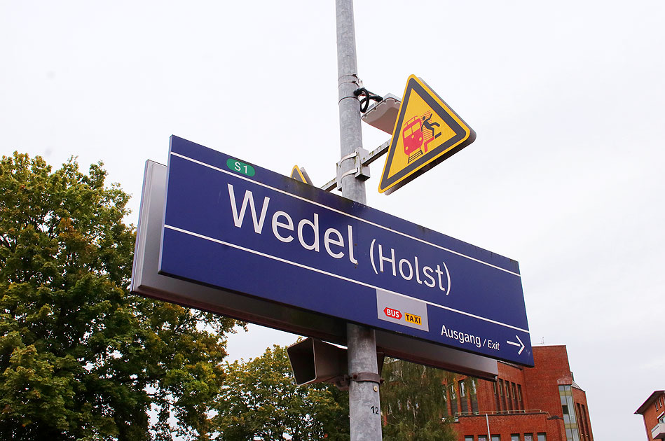 Ein Bahnhofsschild auf dem Bahnsteig in Wedel - Nach Wedel fährt die Hamburger S-Bahn