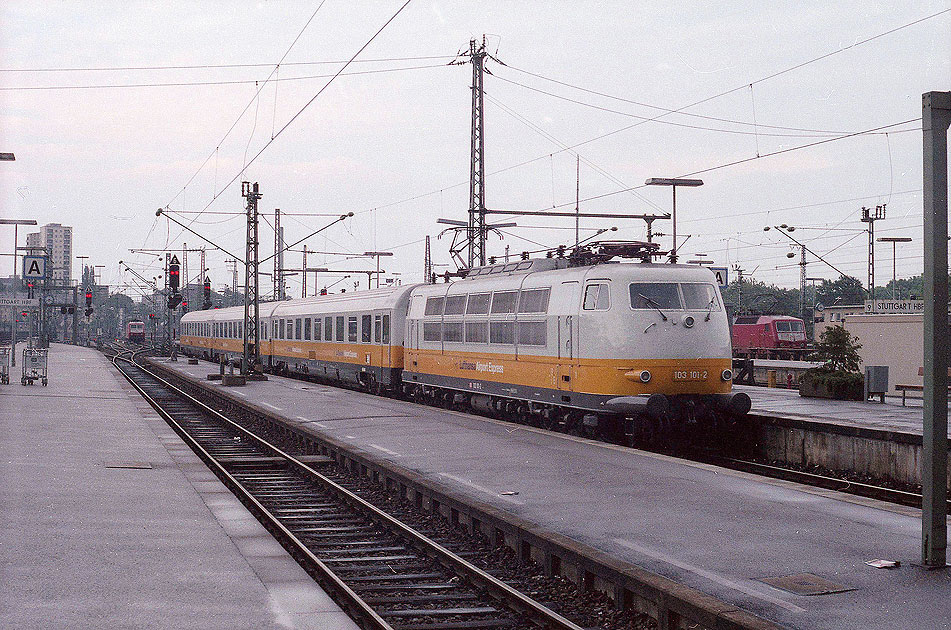 Die 103 101 mit dem Lufthansa Airport Express in Stuttgart Hbf