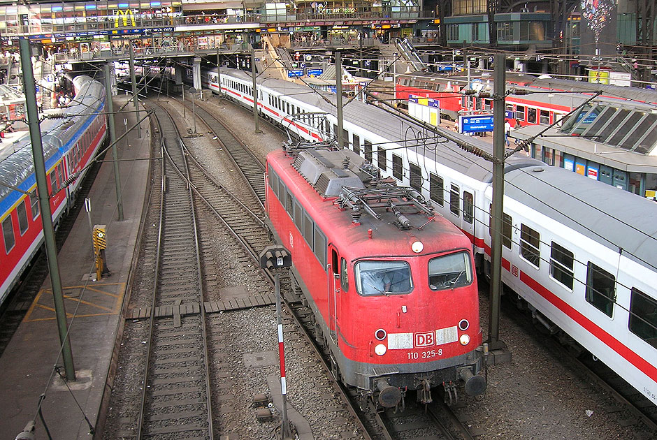 Die E-Lok 110 325-8 in Hamburg Hbf
