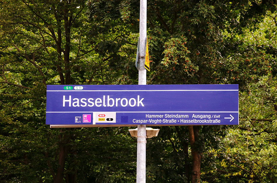 Ein Bahnhofsschild vom Bahnhof Hasselbrook der Hamburger S-Bahn