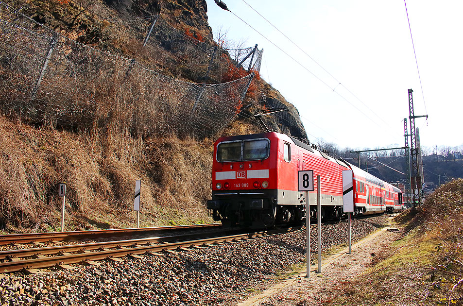 Eine Lok der Baureihe 143 in Dresden am Felsenkeller auf der Albertbahn