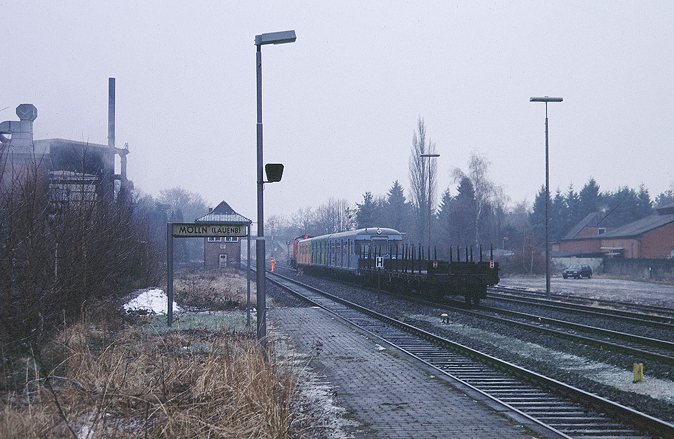 Der Expo Zug 470 136 der Hamburger S-Bahn im Bahnhof Mölln