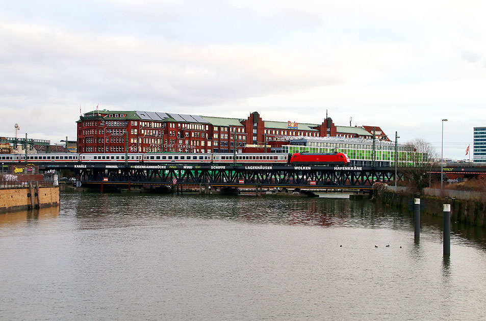 Ein IC mit einer Lok der Baureihe 101 auf der Oberhafenbrücke in Hamburg