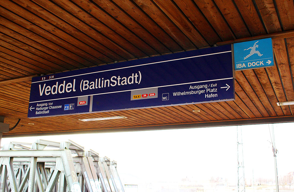 Ein Bahnhofsschild vom Bahnhof Veddel in Hamburg an der Harburger S-Bahn