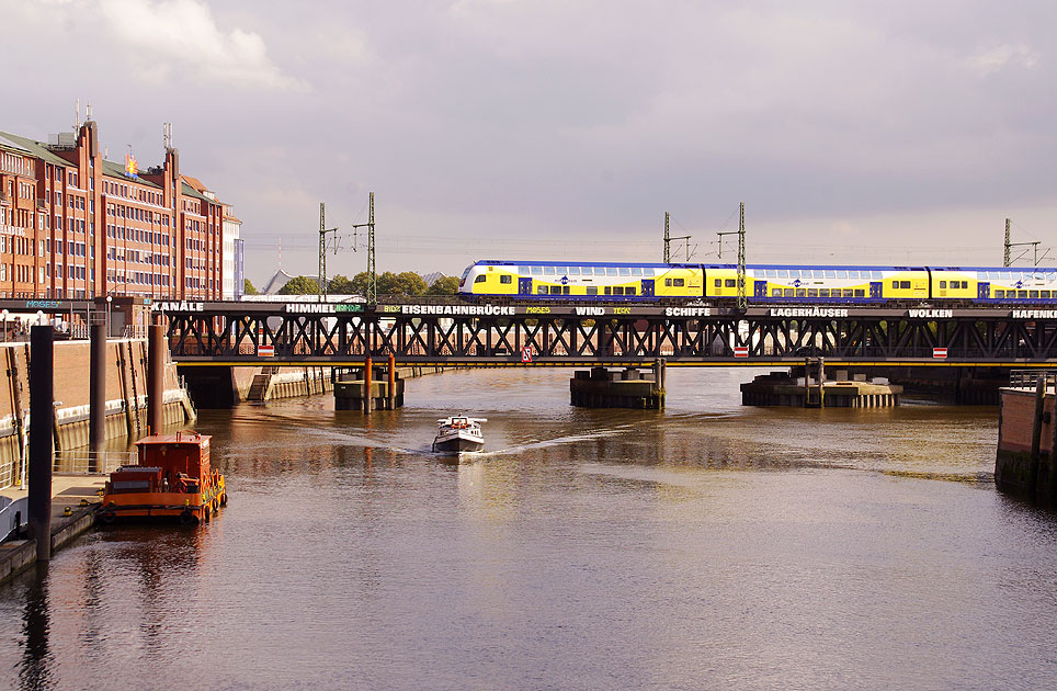 Die Oberhafenbrücke in Hamburg mit einem Metronom Doppelstockzug