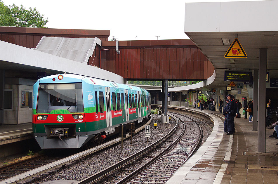 Die Umwelt S-Bahn - Werbezug für Hamburg als Umwelthauptstadt im Bahnhof Berliner Tor