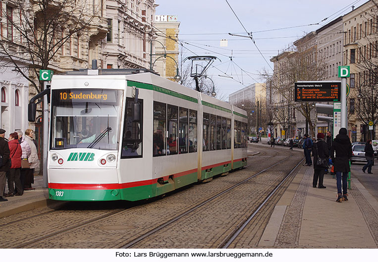 Die Straßenbahn in Magdeburg an der Haltestelle Hasselbachplatz