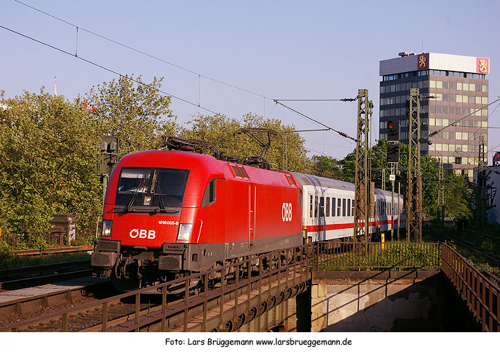 Ein Taurus der ÖBB im Bahnhof Hamburg Dammtor