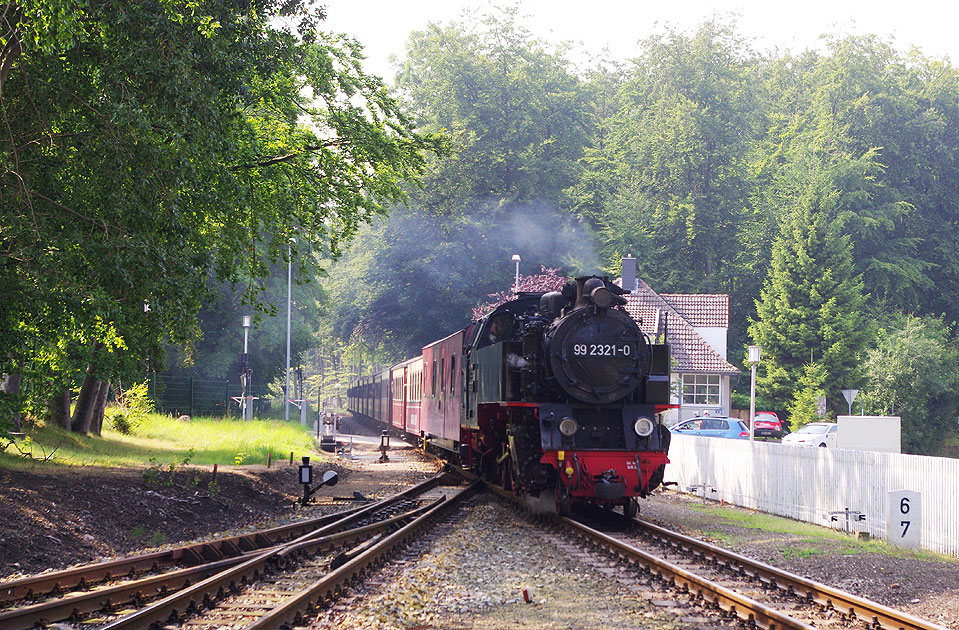 Die Dampflok 99 2321-0 der Mecklenburgischen Bäderbahn Molli in Heiligendamm