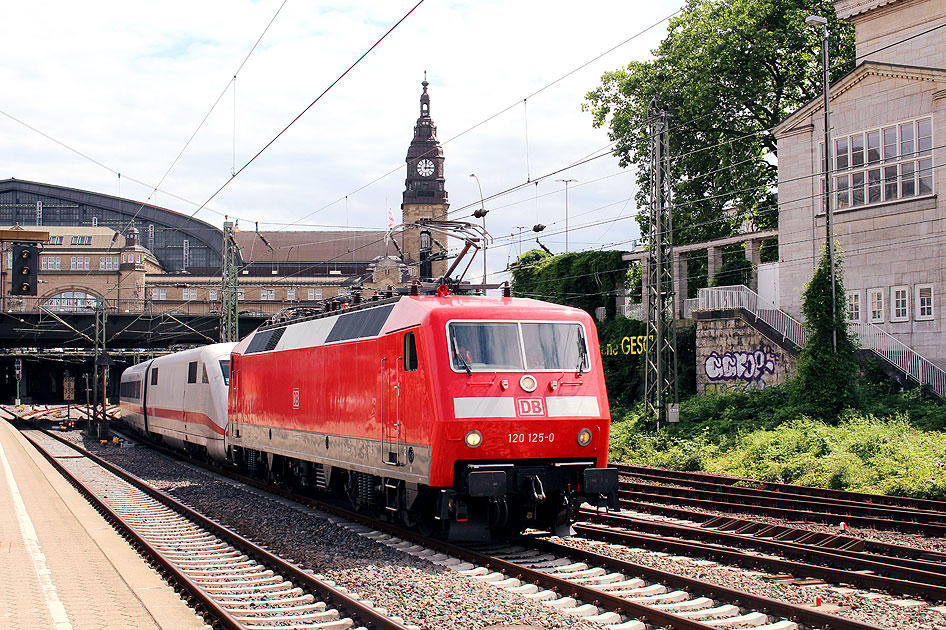 Eine Lok der Baureihe 120 schleppt einen ICE 1 durch den Hamburger Hbf