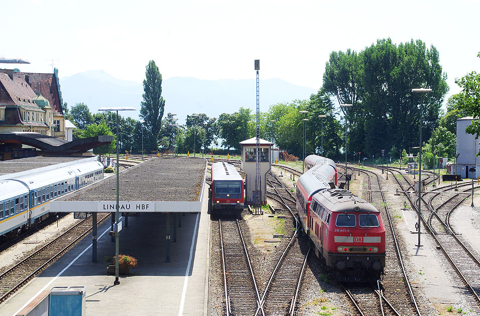 Die 218 443-0 im Bahnhof Lindau Hbf am Bodensee