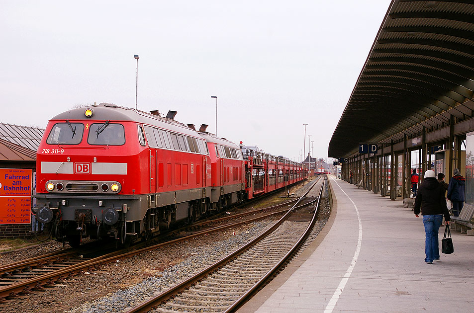 DB Baureihe 218 mit einem Autozug im Bahnhof Westerland auf Sylt