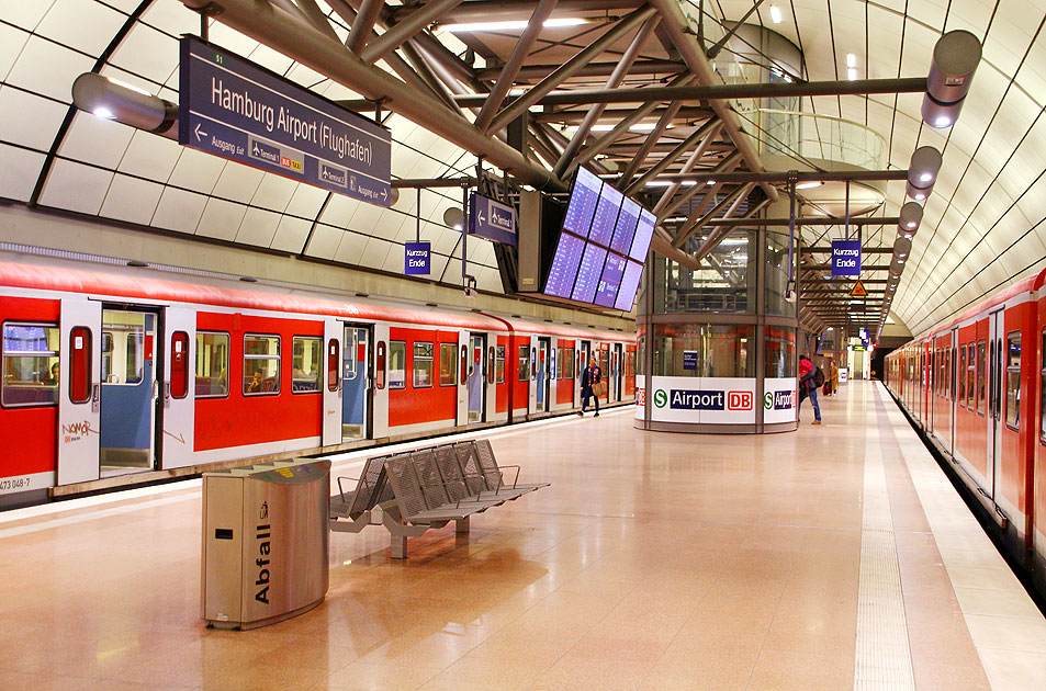 Der Bahnhof Hamburg Airport - Flughafen mit zwei Vollzügen der Baureihe 472