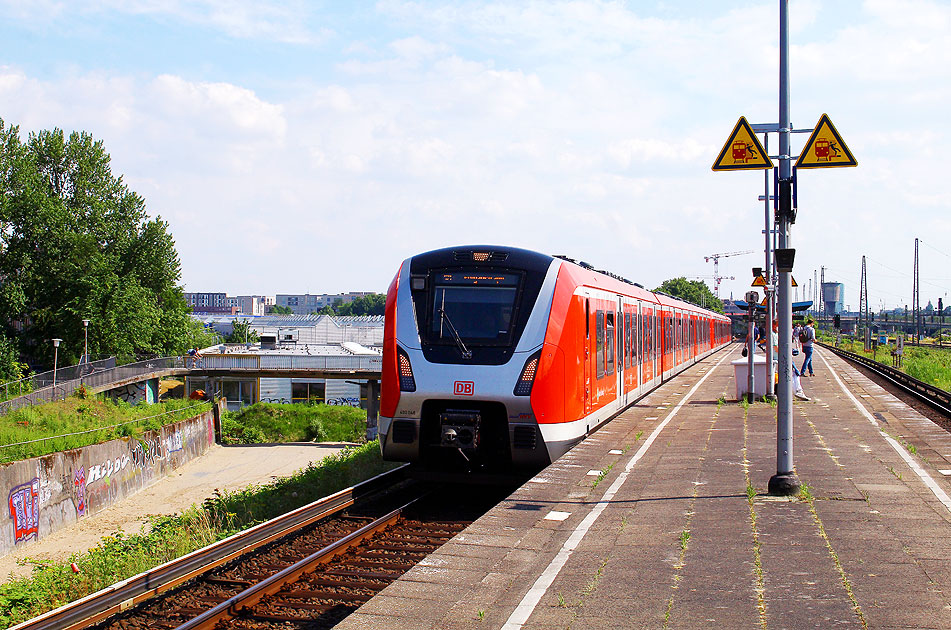 Eine S-Bahn der Baureihe 490 im Bahnhof Hamburg Diebsteich