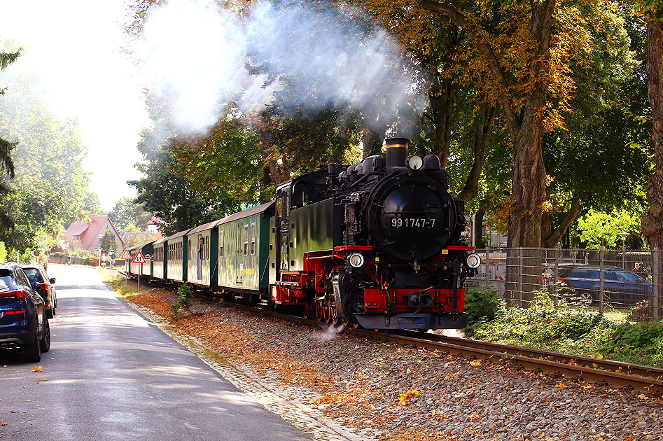 Ein Dampfzug der Läßnitzgrundbahn in Radebeul zwischen Radebeul Ost und Weißes Roß