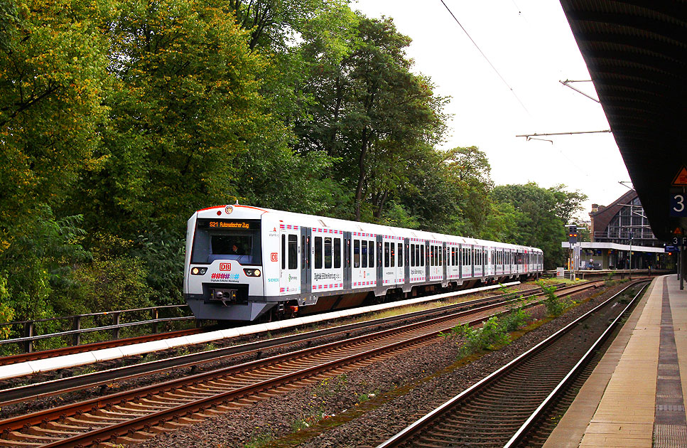 Die ITS Werbezüge und ATO-Züge im Bahnhof Hamburg Dammtor