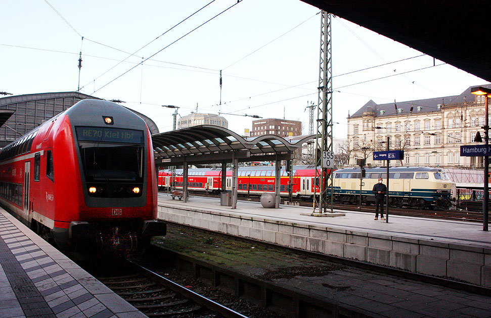 Eine Lok der Baureihe 218 im Hamburger Hauptbahnhof
