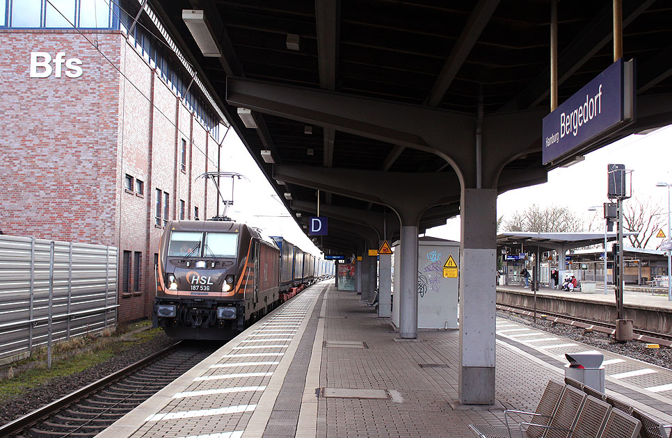 Die HSL 187 536-8 im Bahnhof Hamburg-Bergdorf