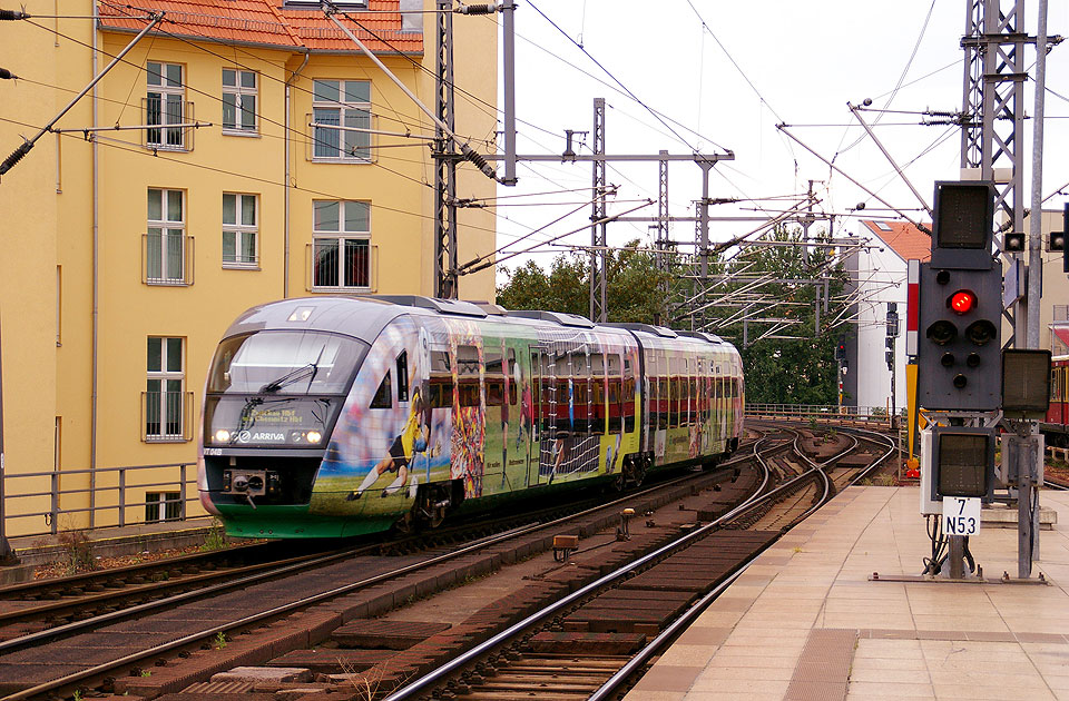 Ein Vogtlandbahn Desiro Triebwagen im Bahnhof Berlin Friedrichstraße
