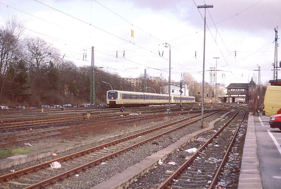 Ein S-Bahn Vollzug der Baureihe 472 zwischen Hamburg Sternschanze und Dammtor
