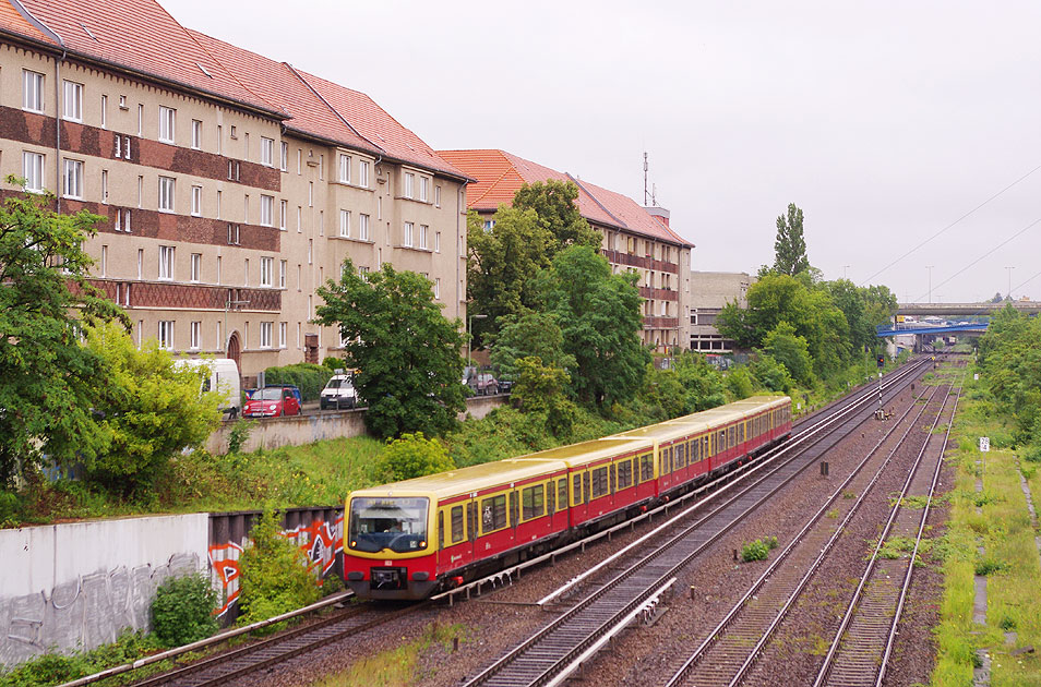 Die S-Bahn in Berlin am Bahnhof Hohenzollerndamm