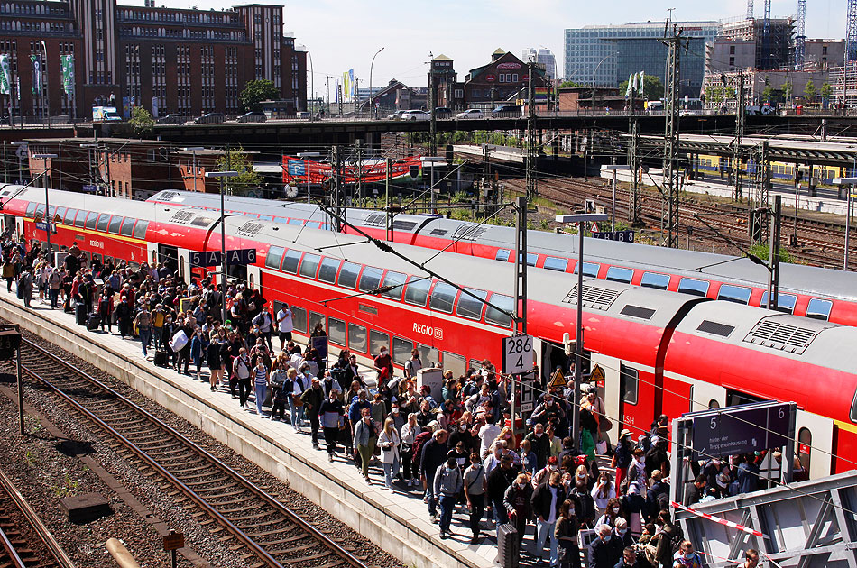 Die Mobilitätswende mit dem 9-Euro-Ticket am Hamburger Hauptbahnhof